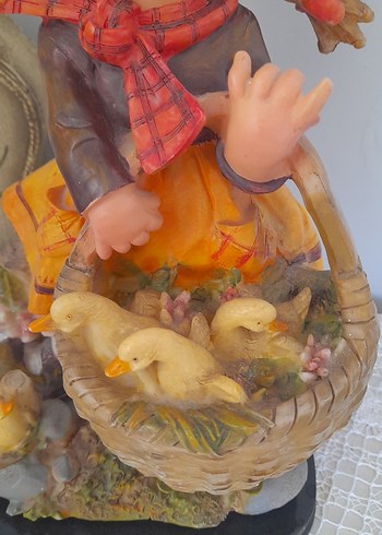 American Vintage Sepetinde Ördeklerle Kız biblo 26 cm