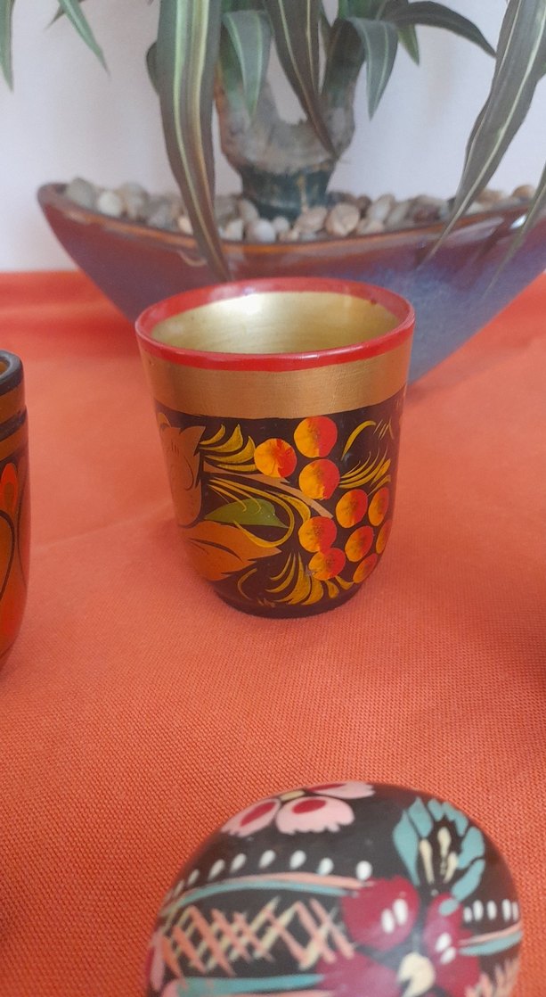 El Boyaması Renkli ahşap Bardaklar ve Dekoratif Taşlar - Görsel 3