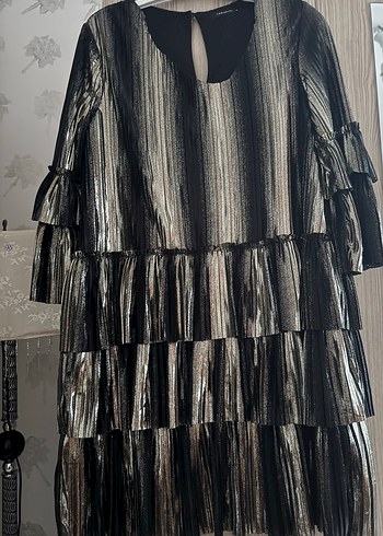 Parlak Siyah Pileli Uzun Kadın Gece Elbisesi - Görsel 5