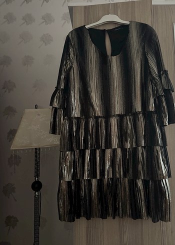 Parlak Siyah Pileli Uzun Kadın Gece Elbisesi - Görsel 4