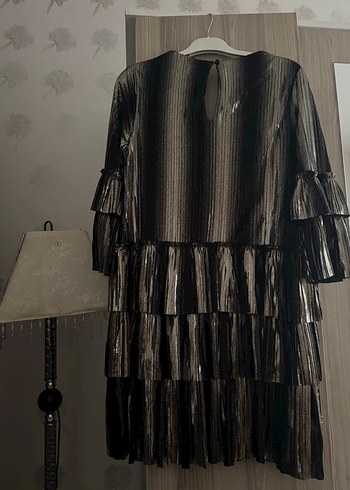 Parlak Siyah Pileli Uzun Kadın Gece Elbisesi - Görsel 2