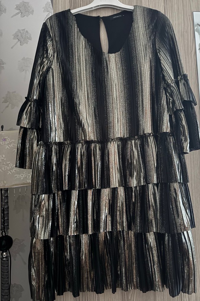 Parlak Siyah Pileli Uzun Kadın Gece Elbisesi - Görsel 5