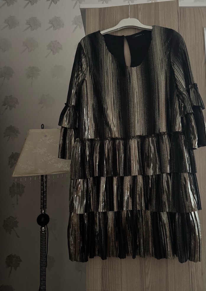 Parlak Siyah Pileli Uzun Kadın Gece Elbisesi - Görsel 4