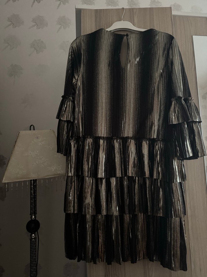 Parlak Siyah Pileli Uzun Kadın Gece Elbisesi - Görsel 2