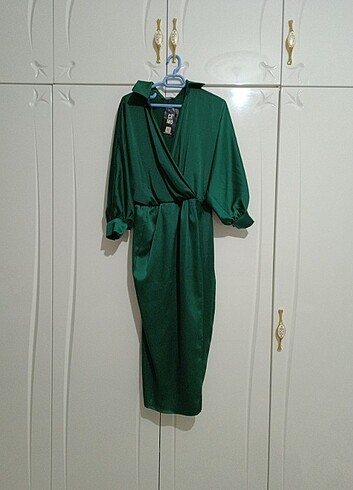 l Beden Zümrüt yeşili yırtmaçlı elbise