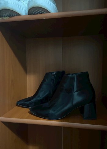 Kadın Siyah Deri Topuklu Bot - Görsel 2