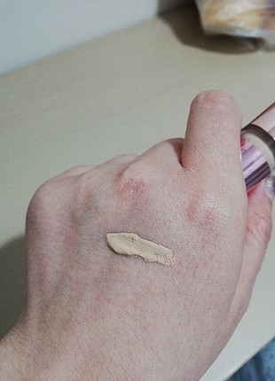diğer Beden Make Up Revolution Kapatıcı