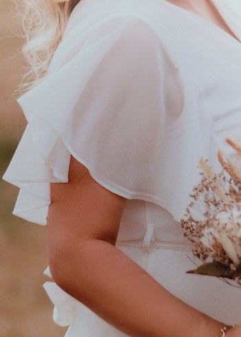 Kruvaze yaka   etek ve kol kısmı volenli beyaz elbise - Görsel 7