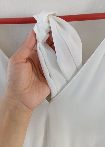 Kruvaze yaka   etek ve kol kısmı volenli beyaz elbise - Görsel 6