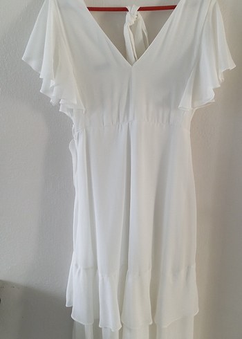 Kruvaze yaka   etek ve kol kısmı volenli beyaz elbise - Görsel 3