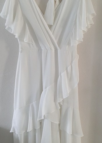 Kruvaze yaka   etek ve kol kısmı volenli beyaz elbise - Görsel 2