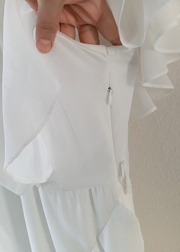 Kruvaze yaka   etek ve kol kısmı volenli beyaz elbise - Görsel 4