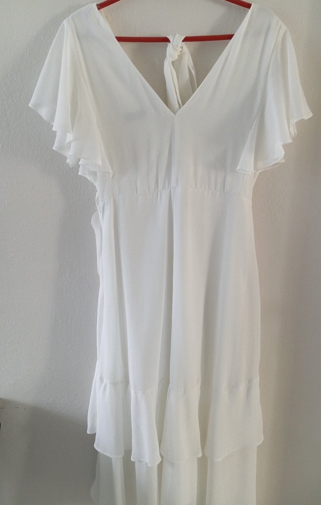 Kruvaze yaka   etek ve kol kısmı volenli beyaz elbise - Görsel 3