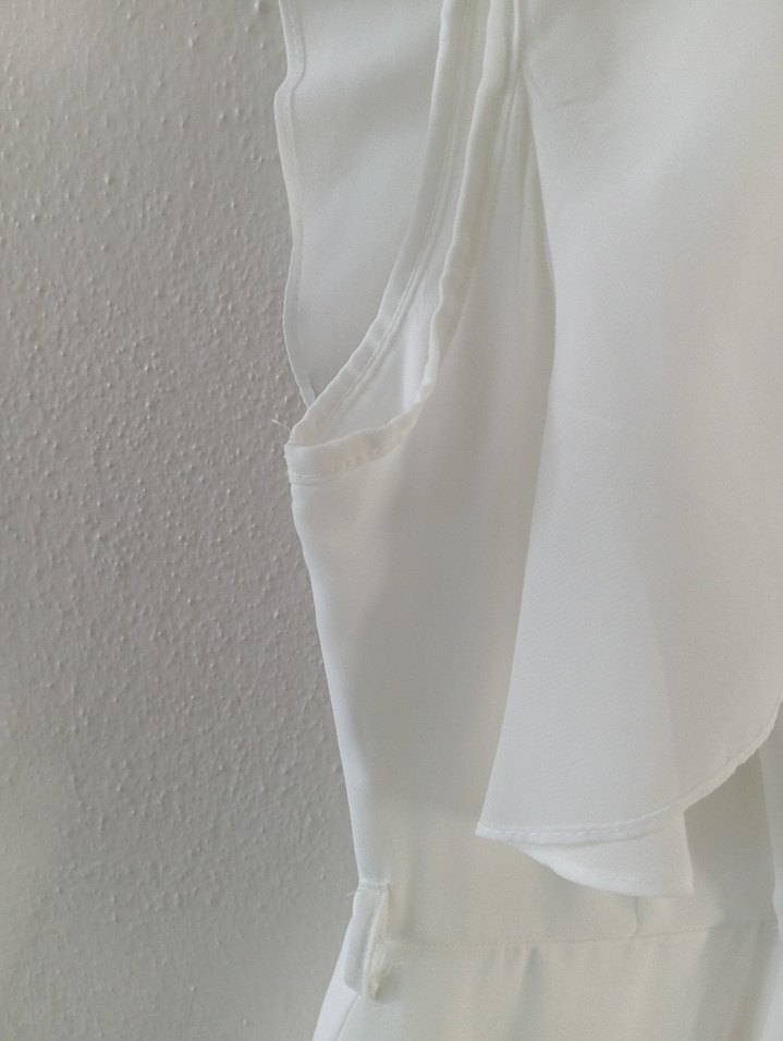 Kruvaze yaka   etek ve kol kısmı volenli beyaz elbise - Görsel 5