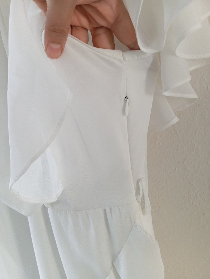 Kruvaze yaka   etek ve kol kısmı volenli beyaz elbise - Görsel 4