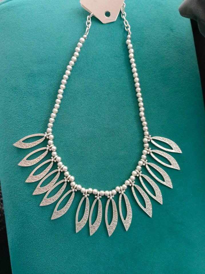 Modern Gümüş Yapraklı Kısa Kolye — görsel 4/4