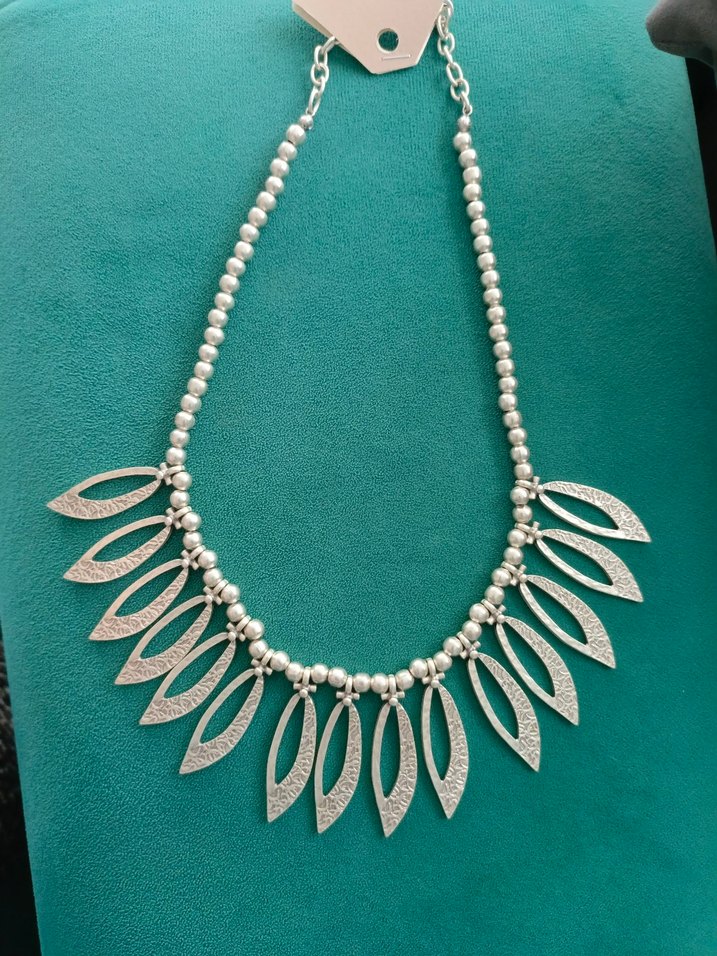 Modern Gümüş Yapraklı Kısa Kolye — görsel 3/4
