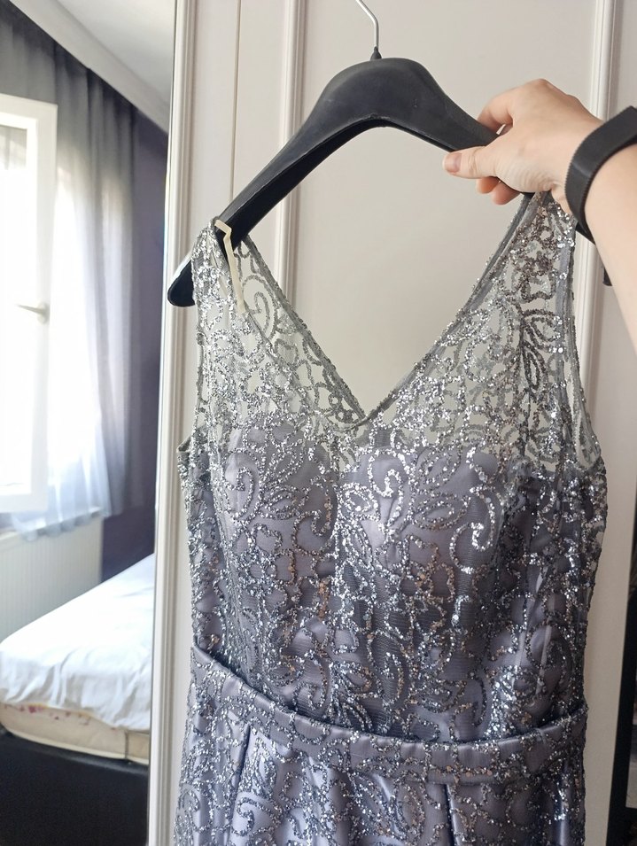 Gri Dantel Detaylı V Yakalı Midi Abiye Elbise - Görsel 2