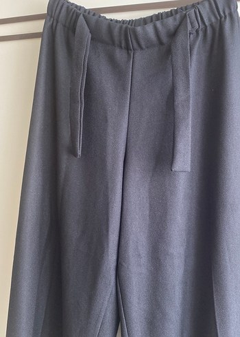 Siyah Kadın Piliseli Rahat Kumaş Pantolon - Görsel 2