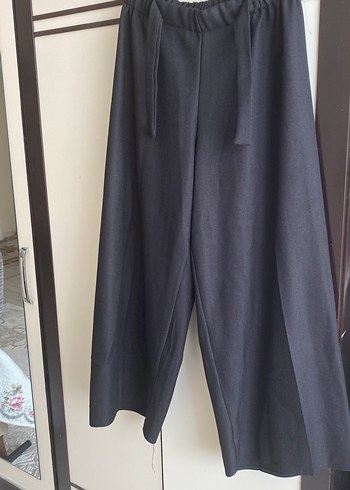 Siyah Kadın Piliseli Rahat Kumaş Pantolon - Görsel 3