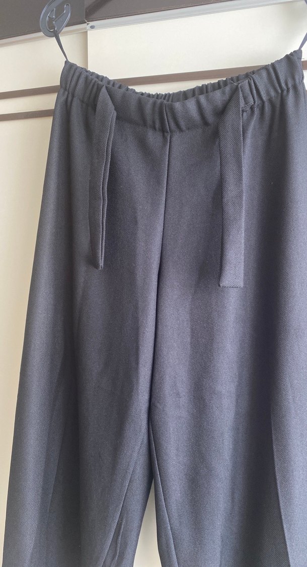 Siyah Kadın Piliseli Rahat Kumaş Pantolon - Görsel 2