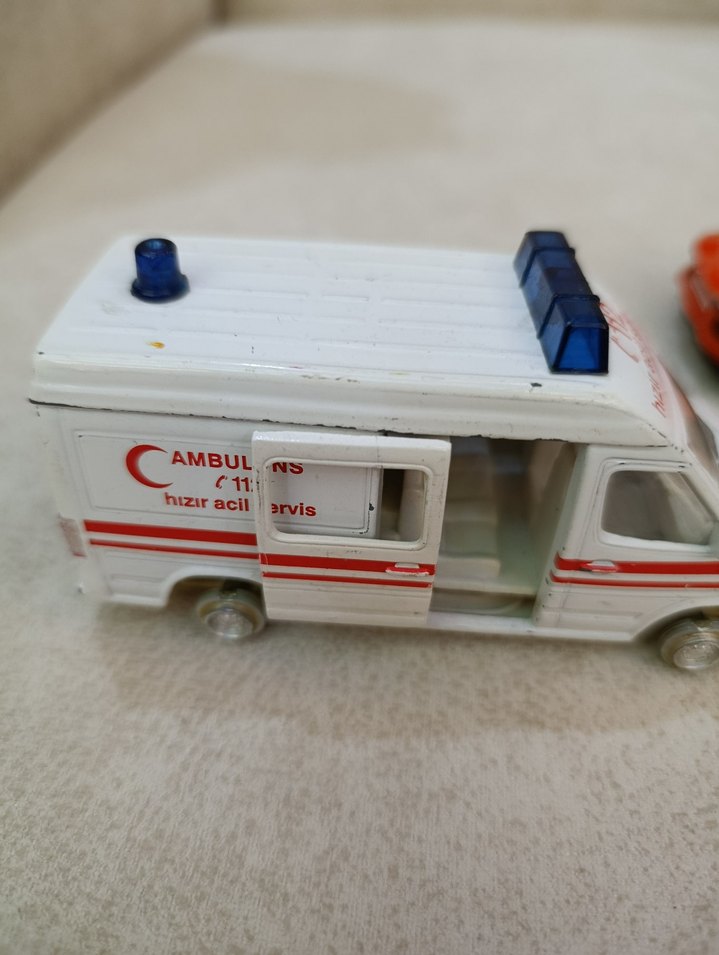 Lamborghini Aventador Ve Ambulans Oyuncak Araba - Görsel 5