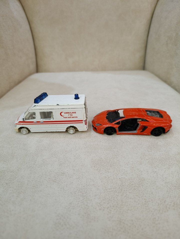 Lamborghini Aventador Ve Ambulans Oyuncak Araba - Görsel 2