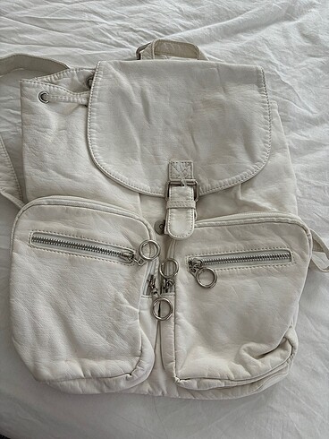 Mavi jeans beyaz sırt çantası