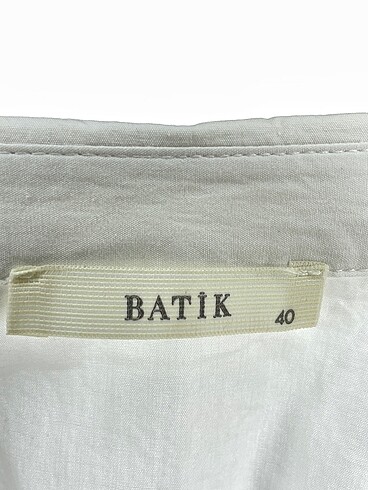 40 Beden beyaz Renk Batik Gömlek %70 İndirimli.
