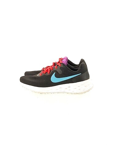 Nike Spor Ayakkabı %70 İndirimli.