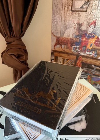 Chanel Prada Versace Hermes Koleksiyonları ve Tasarımları Kitabı - Görsel 4