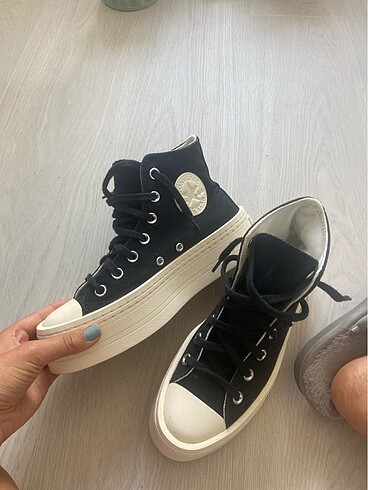 Converse 3 defa giyinildi.