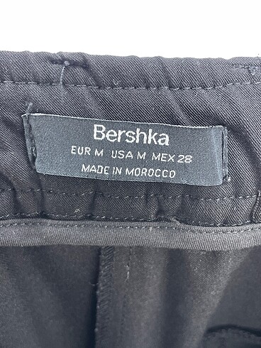 m Beden siyah Renk Bershka Düz Kesim %70 İndirimli.