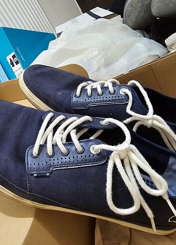 Lacoste 44 numara 43 giyen biri giyiyor