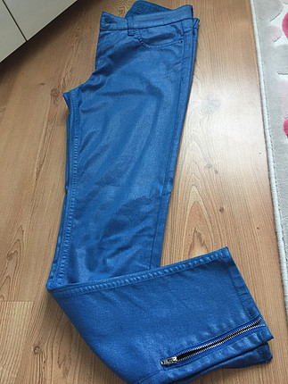 Parlak kumaşlı pantolon