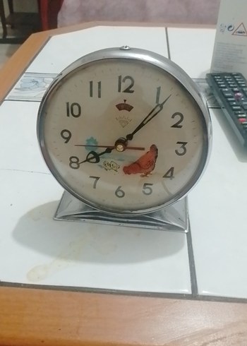 Renkli Desenli Beyaz Masa Saati tavuklu saat çalışır durumda - Görsel 3