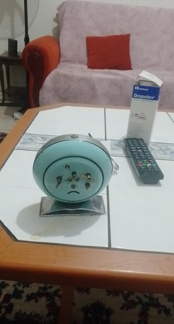 Renkli Desenli Beyaz Masa Saati tavuklu saat çalışır durumda - Görsel 5