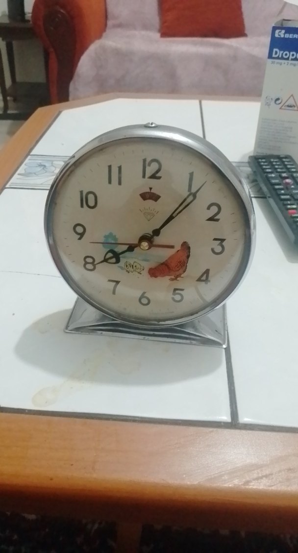 Renkli Desenli Beyaz Masa Saati tavuklu saat çalışır durumda - Görsel 3