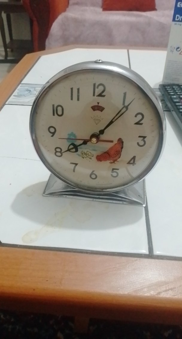 Renkli Desenli Beyaz Masa Saati tavuklu saat çalışır durumda - Görsel 2