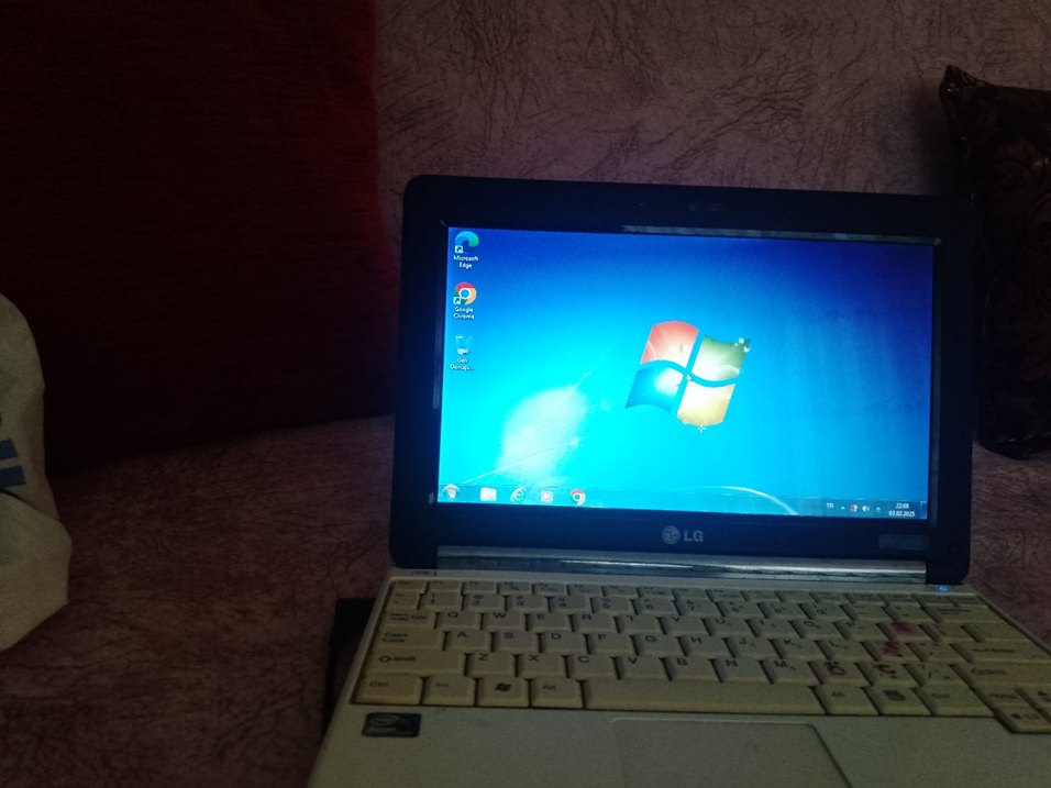 Beyaz LG Dizüstü Bilgisayar temiz - Görsel 2