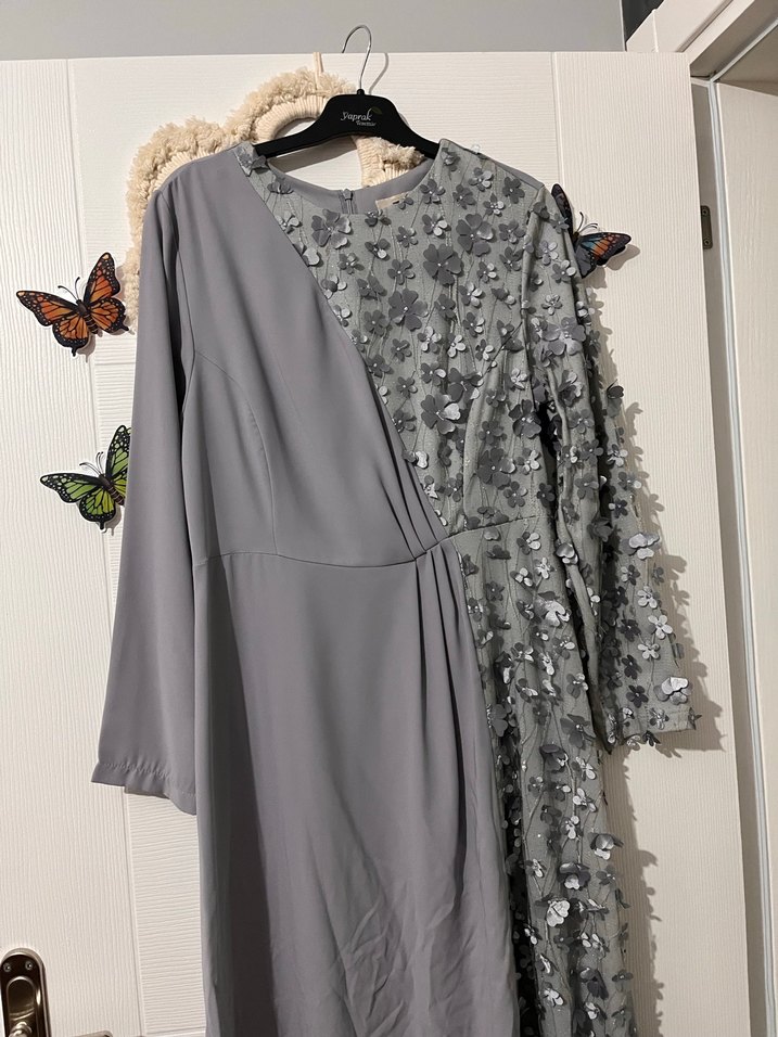 Gri Düğmeli Uzun Nakışlı Kadın Elbise - Görsel 2