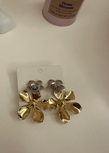 Altın Renkli Çiçekli Küpeler - Görsel 2