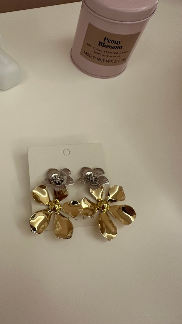 Altın Renkli Çiçekli Küpeler - Görsel 2