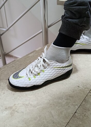 Nike beyaz halısaha ayakkabisi