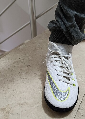 32 Beden Nike beyaz halısaha ayakkabisi 
