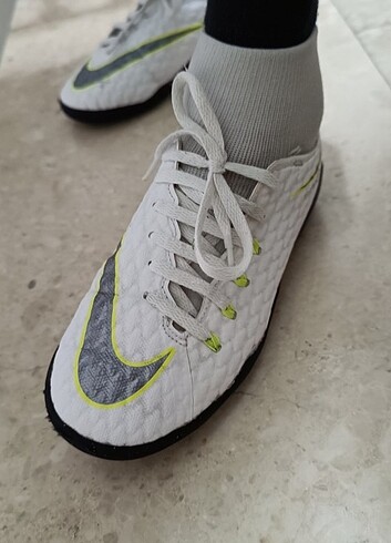 32 Beden beyaz Renk Nike beyaz halısaha ayakkabisi 