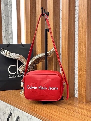 Calvin klein omuz askılı çanta Ayarlanabilir omuz askısı