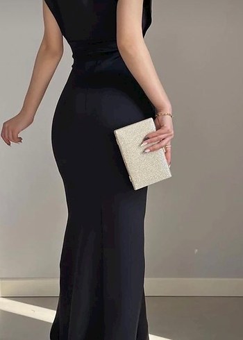 Siyah Kruvaze Yaka Volanlı Yırtmaç Scuba Kumaş Balık Abiye - Görsel 3