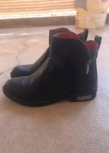 Dior Siyah Rugan Tokalı Kadın Bot