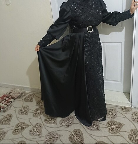 Siyah pullu elbise
